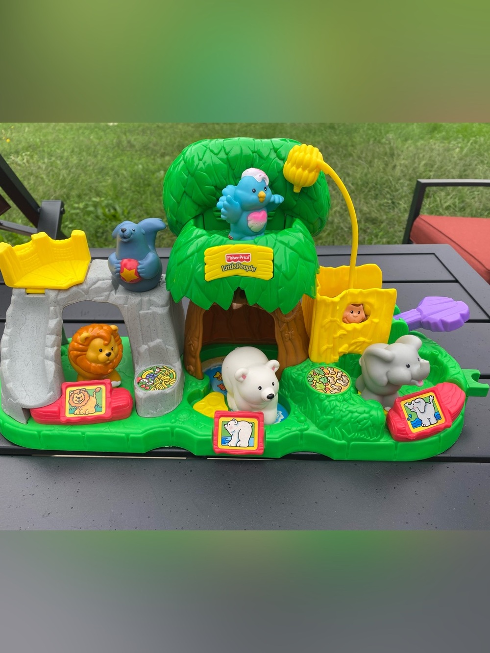 Fisher-Price Little People Zoo Talkers Animal Sounds Zoo Playset with 5 Animals
